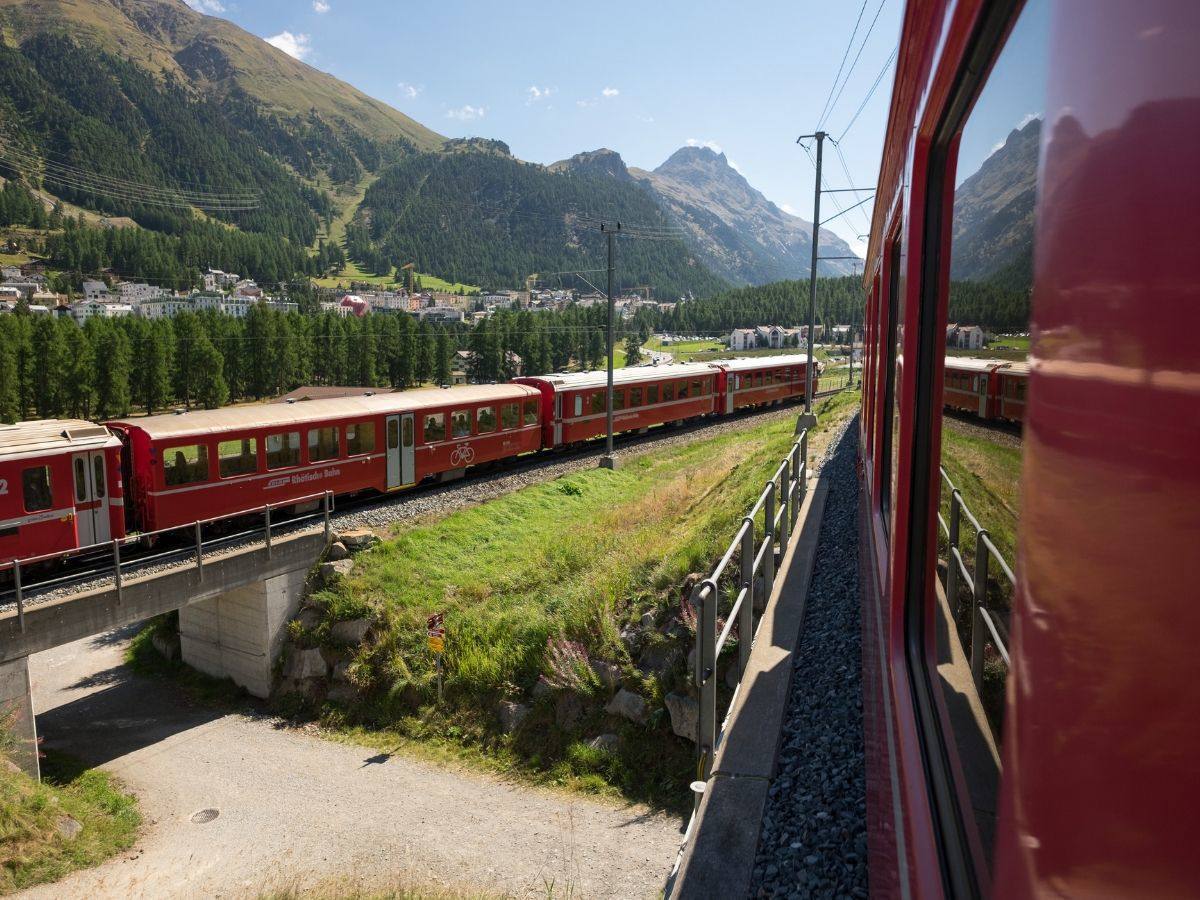 2 treni in estate in stazione a Pontresina 2 treni in estate in stazione a Pontresina