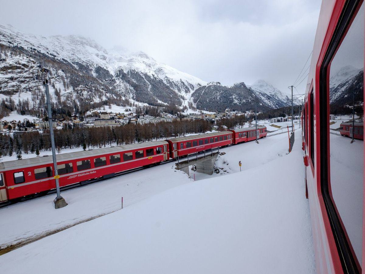 2 trenini in inverno in stazione a Pontresina 2 trenini in inverno in stazione a Pontresina