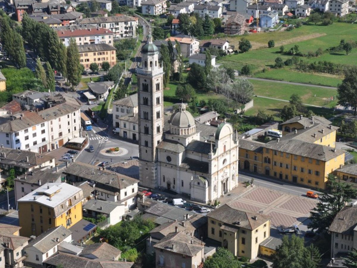 La Basilica di Madonna di Tirano vista dall alto