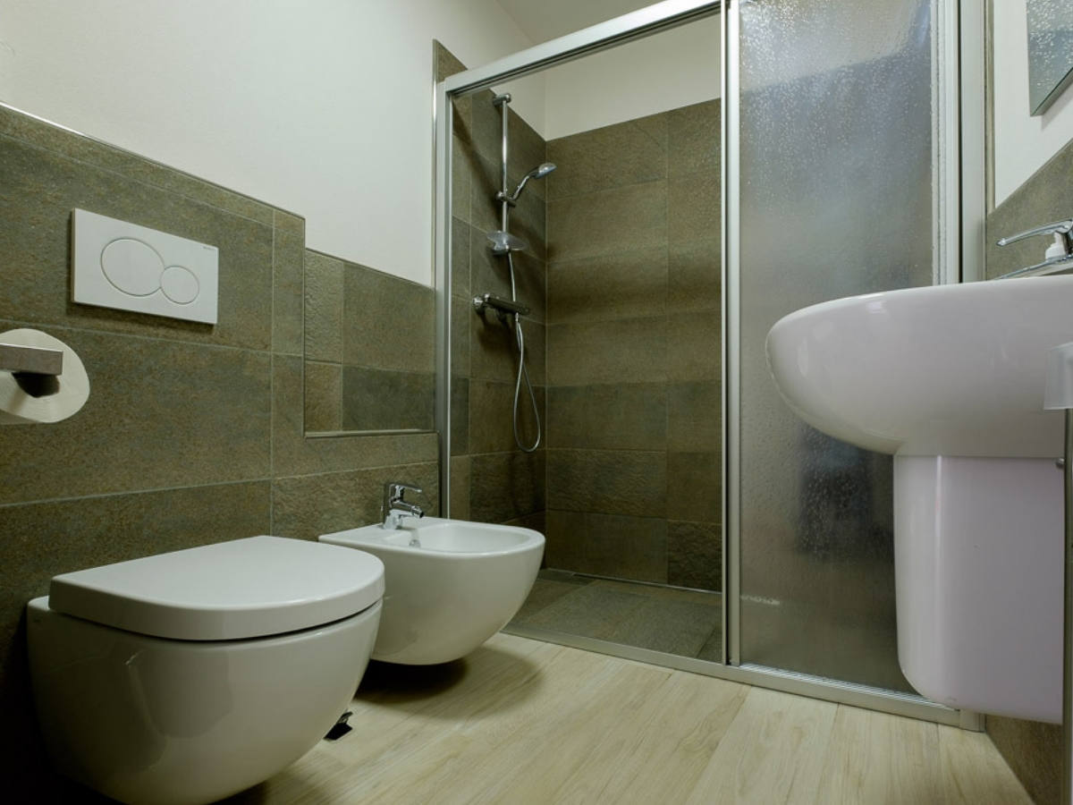 Il bagno della camera Mortirolo del San Bernardo Foresteria Lombarda