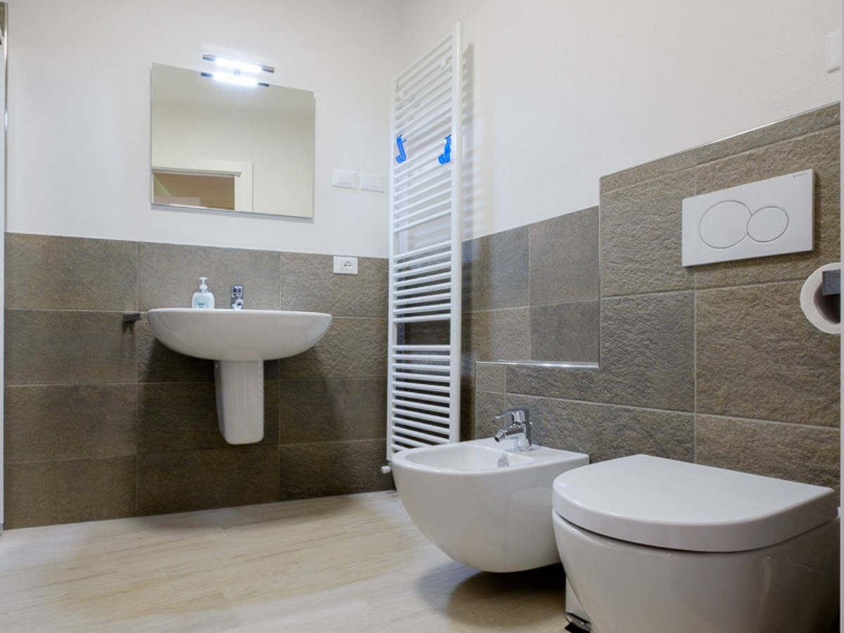 Il bagno della camera Pian di Gembro del San Bernardo Foresteria Lombarda