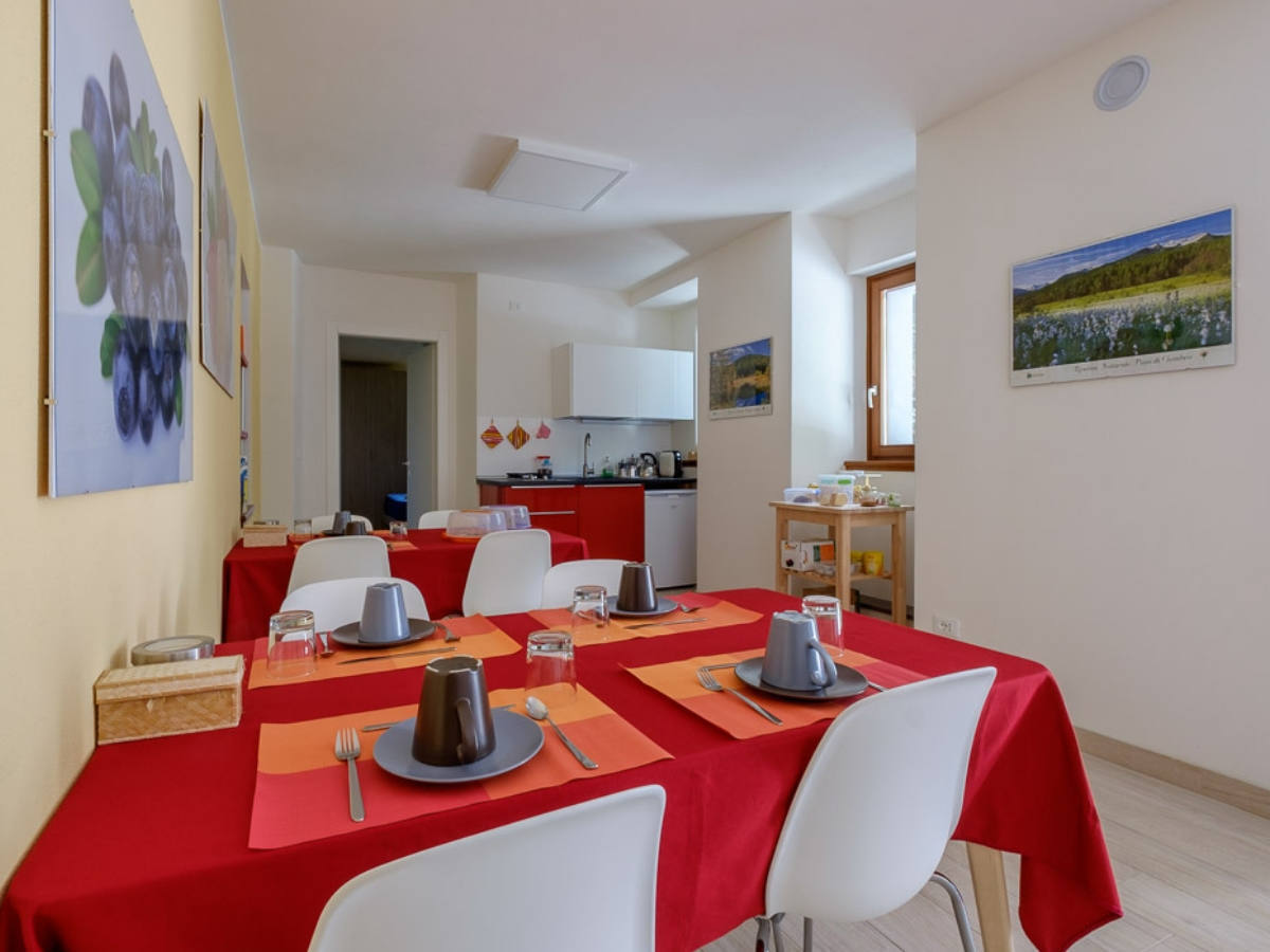 La sala da pranzo al piano terra del San Bernardo Foresteria Lombarda