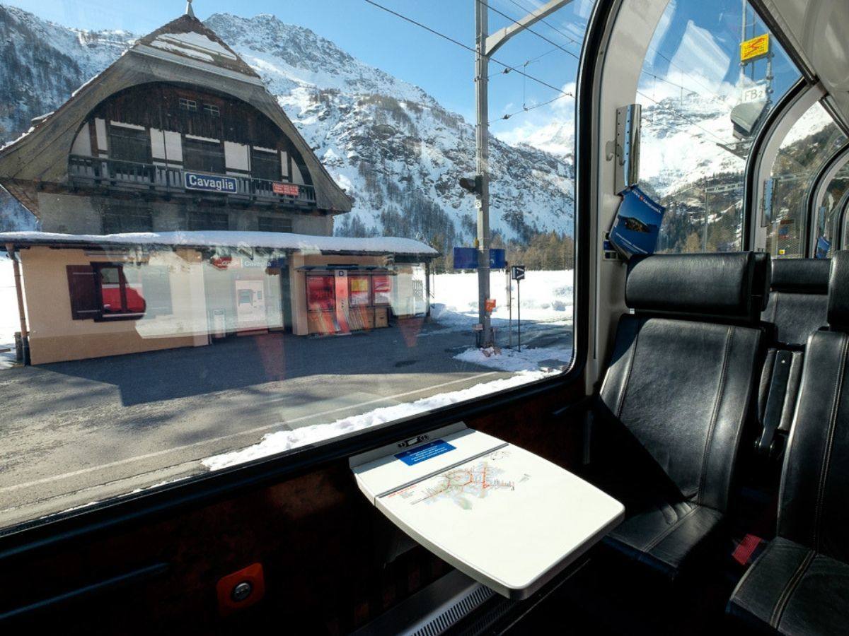 carrozza panoramica bex del trenino del Bernina nei pressi di Cavaglia
