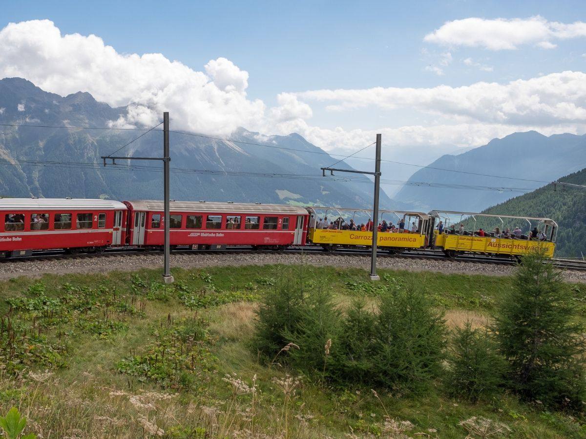 carrozza cabrio del trenino del Bernina nei pressi di Cavaglia