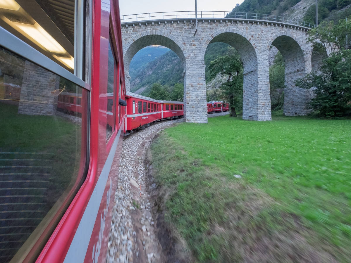 il trenino del Bernina sotto il viadotto di Brusio il trenino del Bernina sotto il viadotto di Brusio