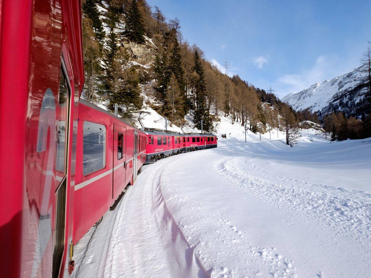 il trenino rosso a cavaglia con la neve