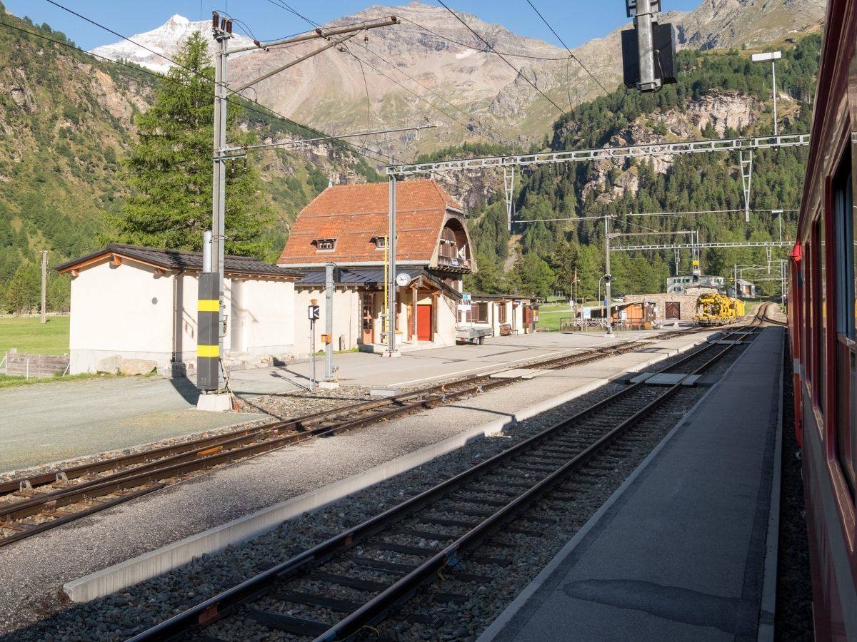 il trenino rosso davanti alla stazione di Cavaglia