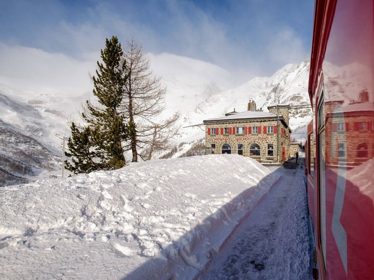 il trenino rosso in arrivo ad Alp Gruem il trenino rosso in arrivo ad Alp Gruem