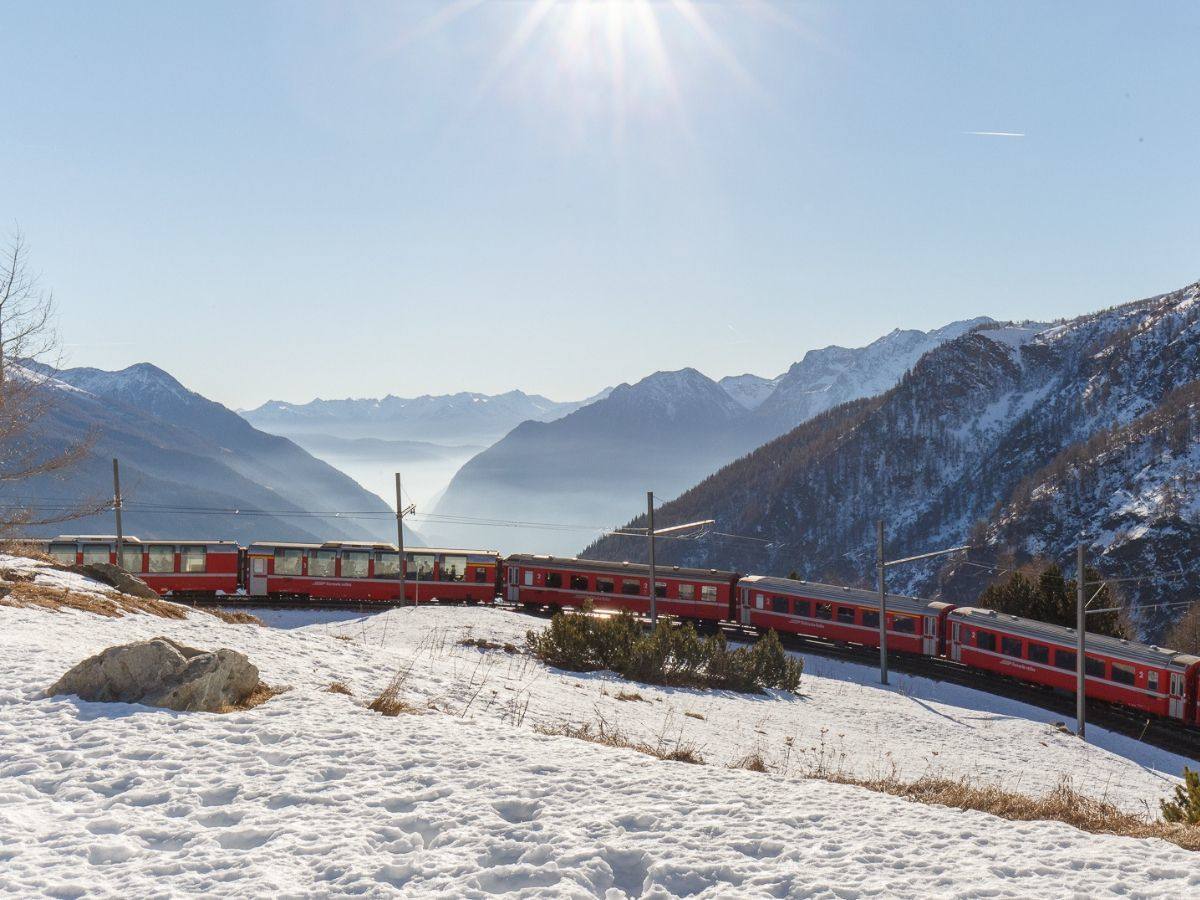 il trenino rosso in inverno (vista sulla val Poschiavo) il trenino rosso in inverno (vista sulla val Poschiavo)
