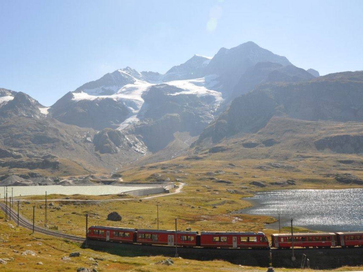 il trenino rosso che costeggia il lago bianco e il lago nero presso Ospizio Bernina