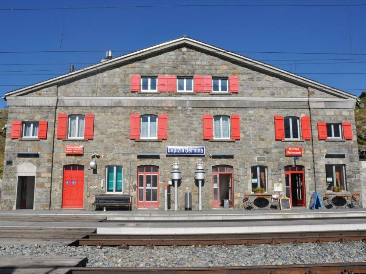 la stazione dell Ospizio Bernina (trenino rosso)