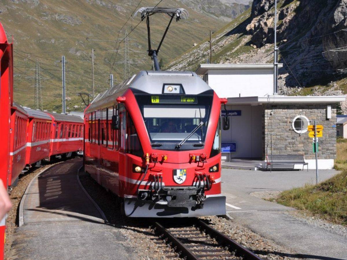 2 treni del Bernina in stazione a Bernina Lagalb