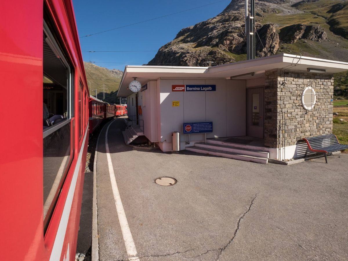il trenino rosso presso la stazione Bernina Lagalb