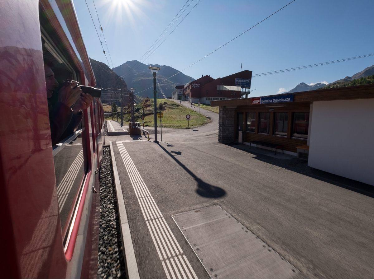 il trenino rosso nei pressi del Bernina Diavolezza il trenino rosso nei pressi del Bernina Diavolezza