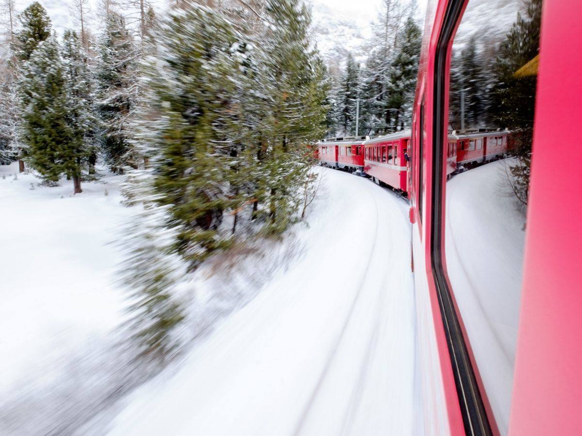 il trenino rosso in un bosco con la neve il trenino rosso in un bosco con la neve