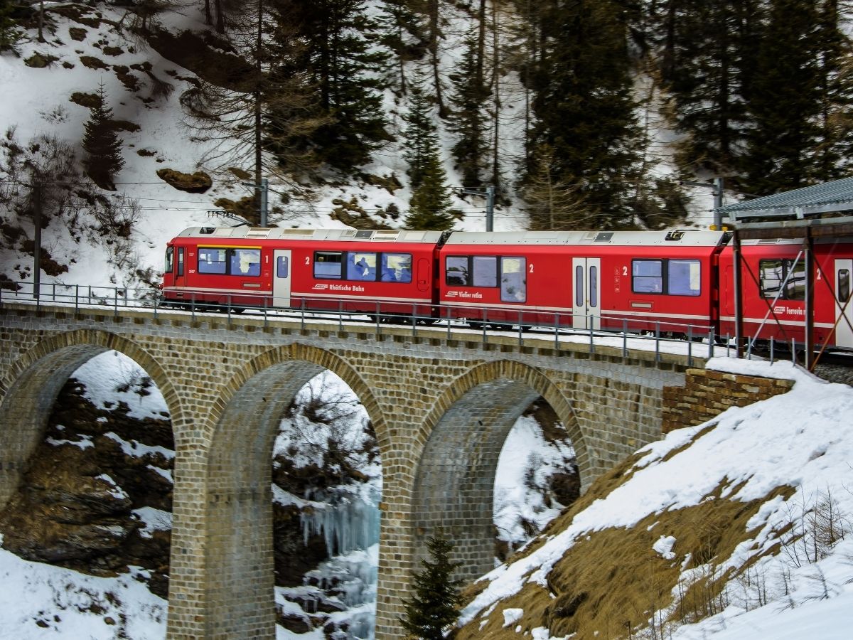Magico trenino rosso: un viaggio per ogni stagione winter time