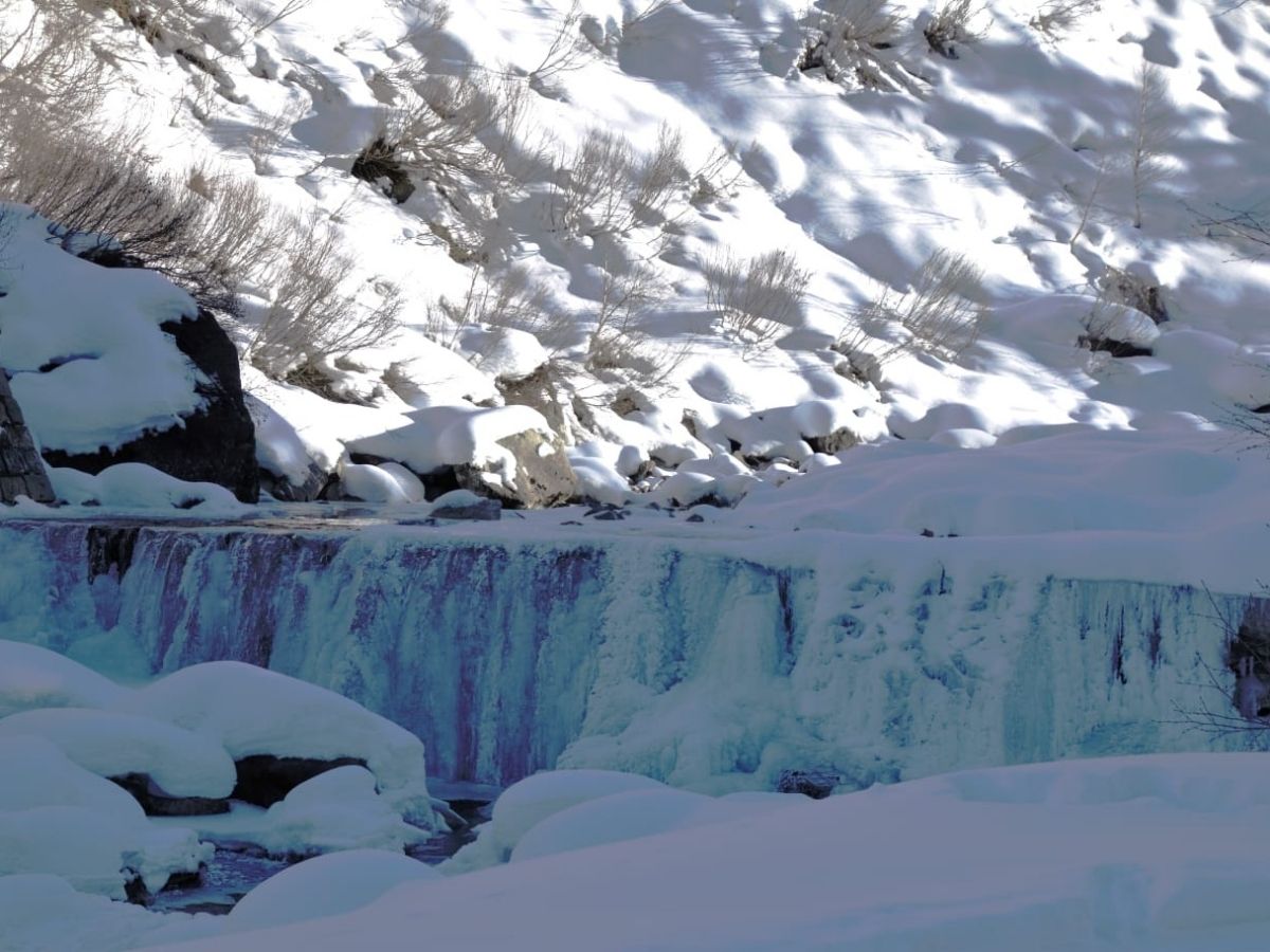 Cascata ghiacciata del fiume Ova da Roseg