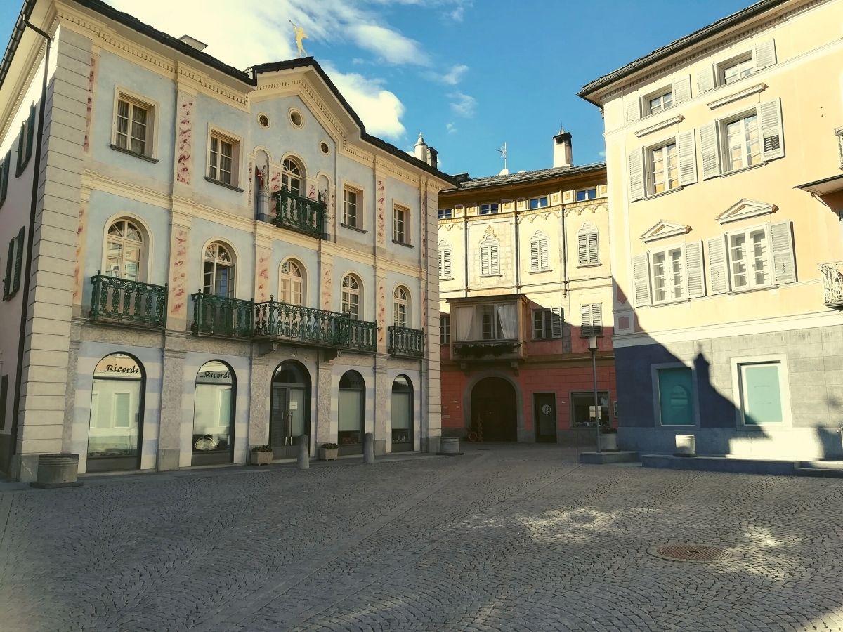 Nella piazza di un borgo tra i più belli della Svizzera