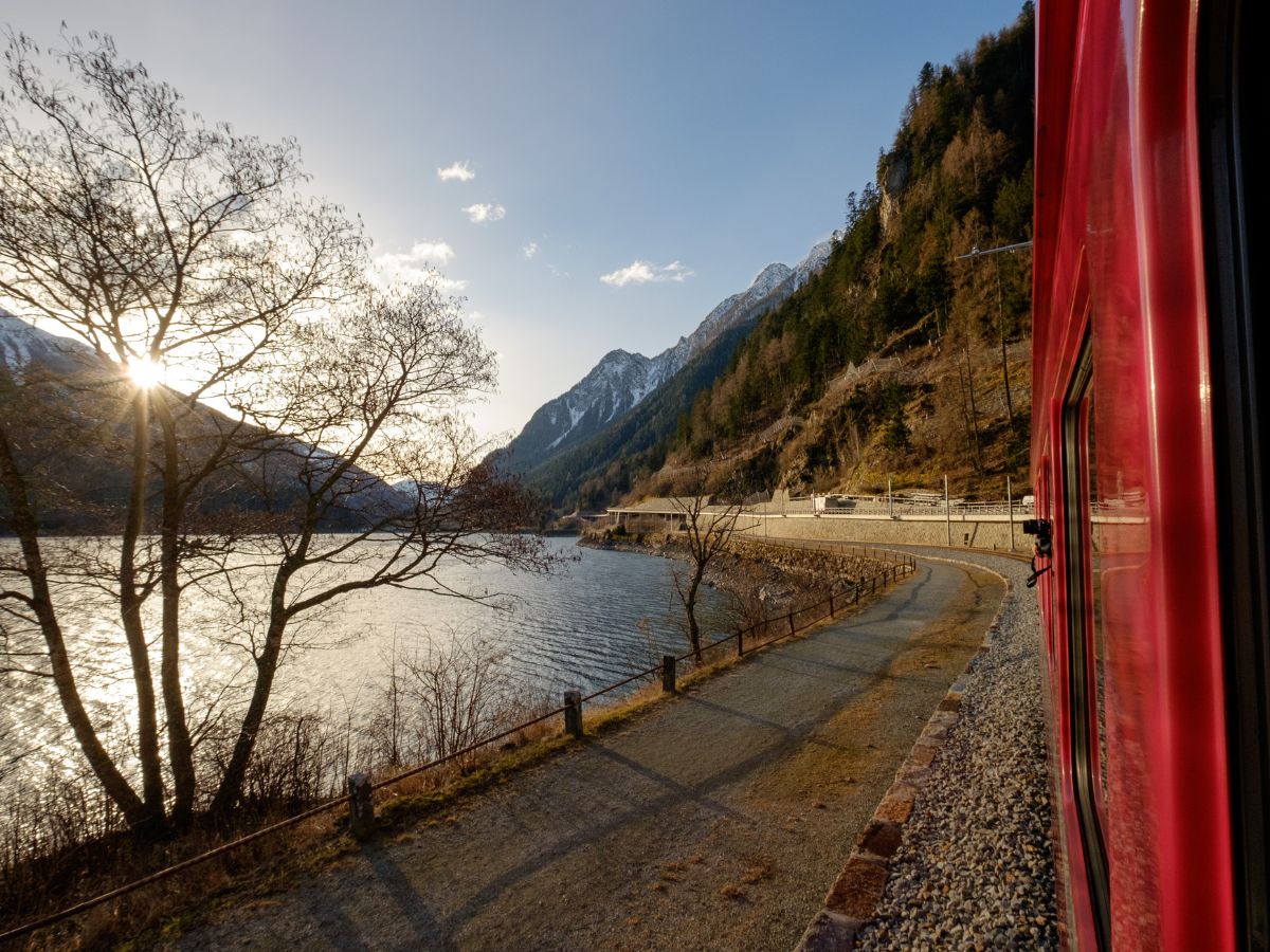 Trenino rosso e i colori del lago
