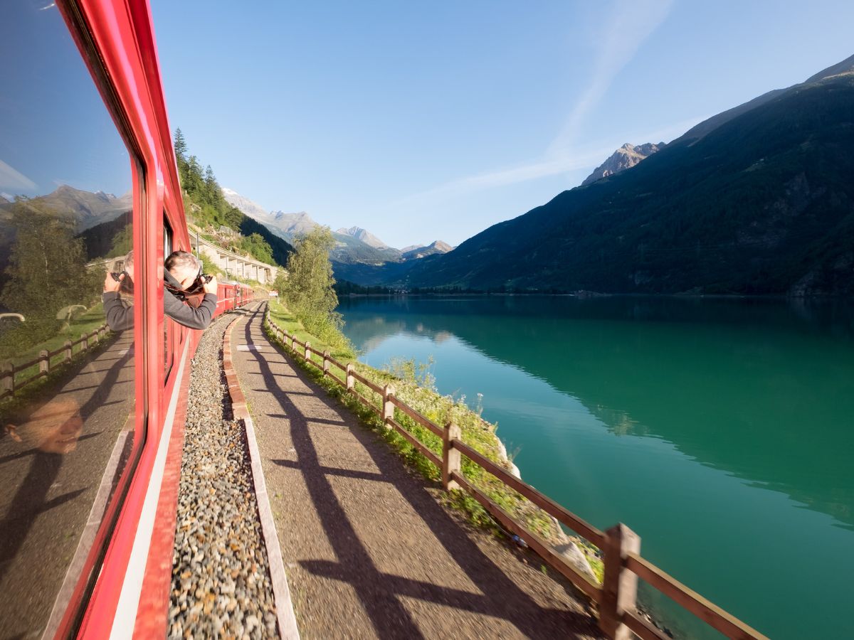 La magia del trenino sul lago di Poschiavo