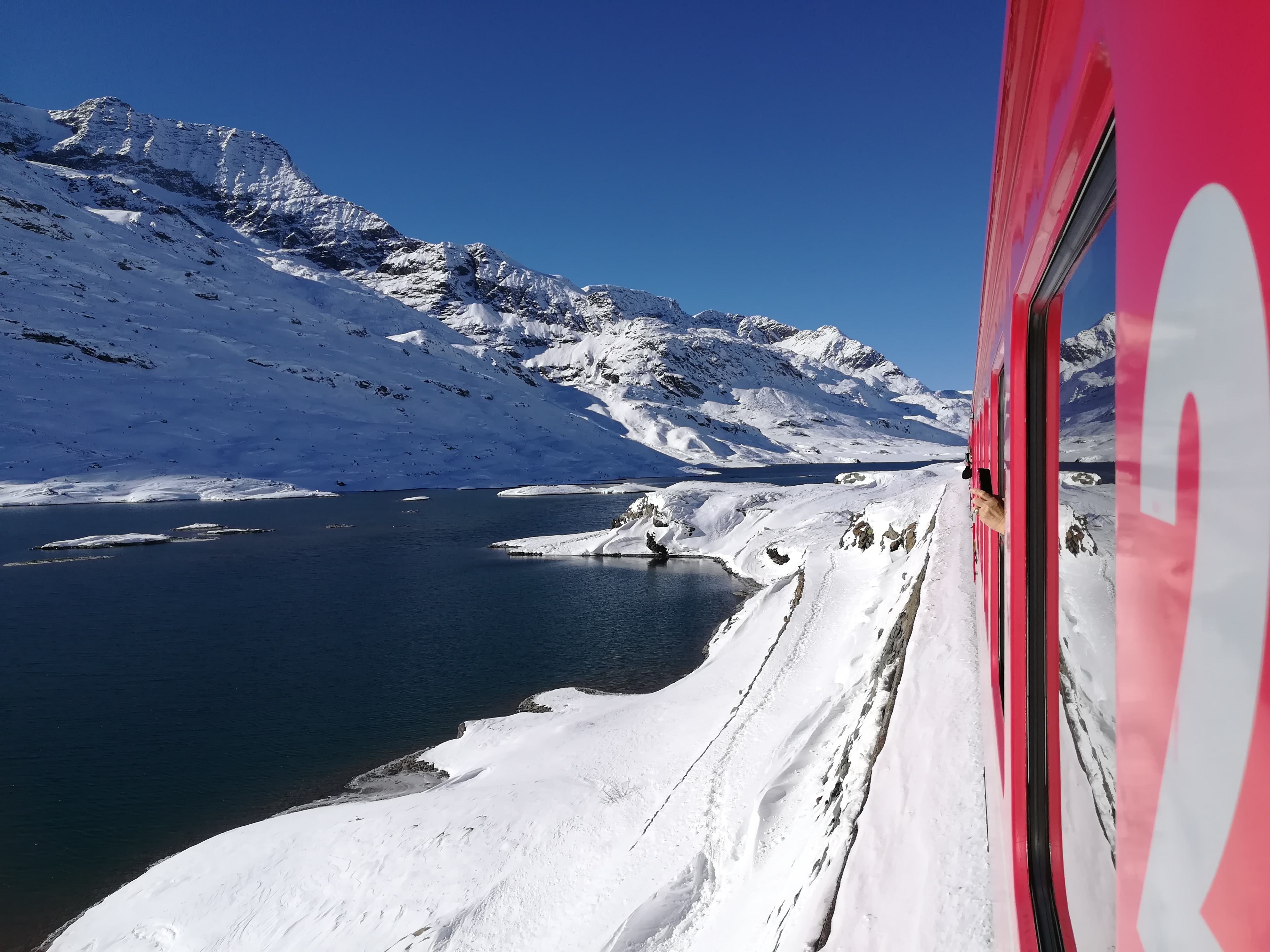Il trenino rosso al Lago Bianco