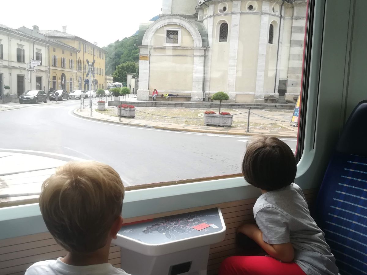 Attraversando la piazza Basilica di Tirano