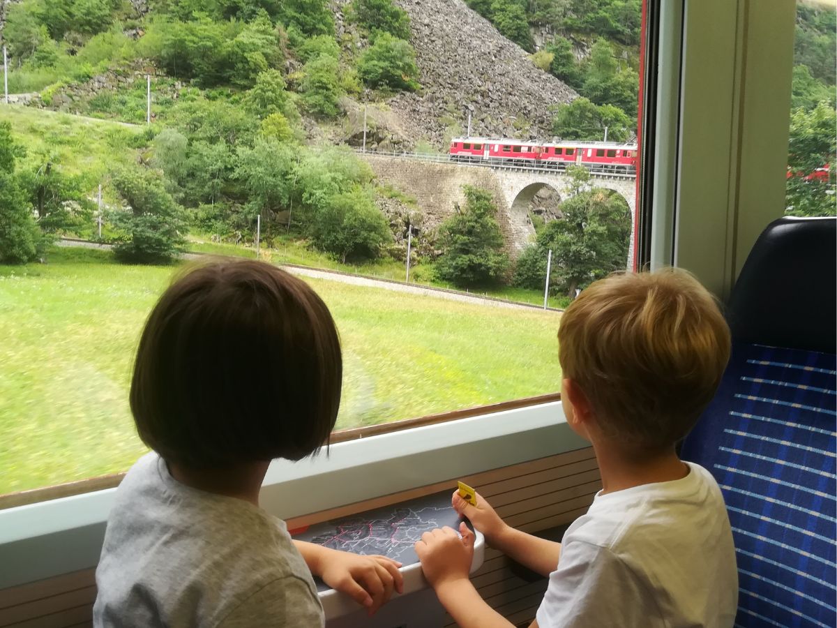 Guardando dal finestrino sul viadotto