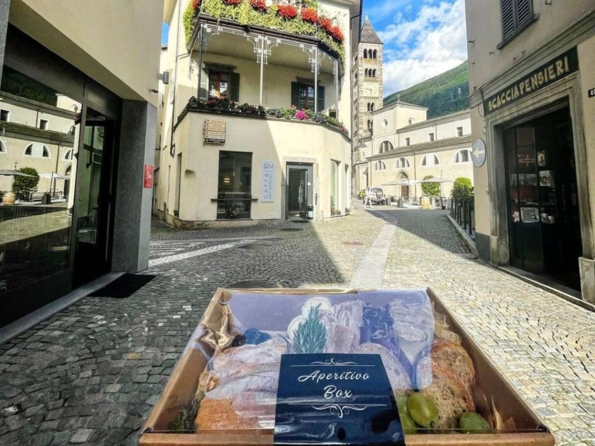APERITIVO IN TOUR TRA LE VIE DI TIRANO