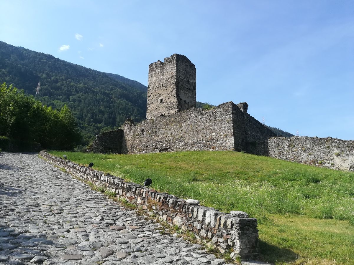 Da Porta Milanese a Piazza Parravicini, salendo per il Castellaccio